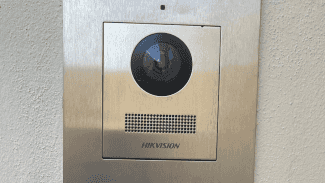 Čínský interkom Hikvision na recepci NÚKIB