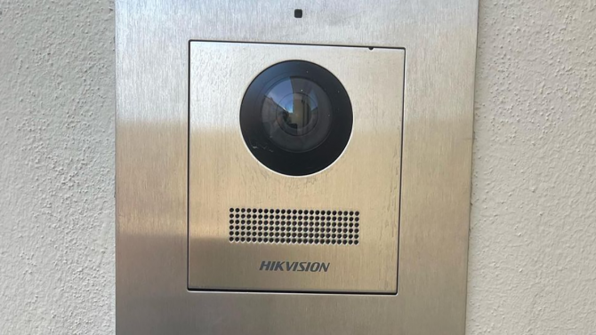 Čínský interkom Hikvision na recepci NÚKIB