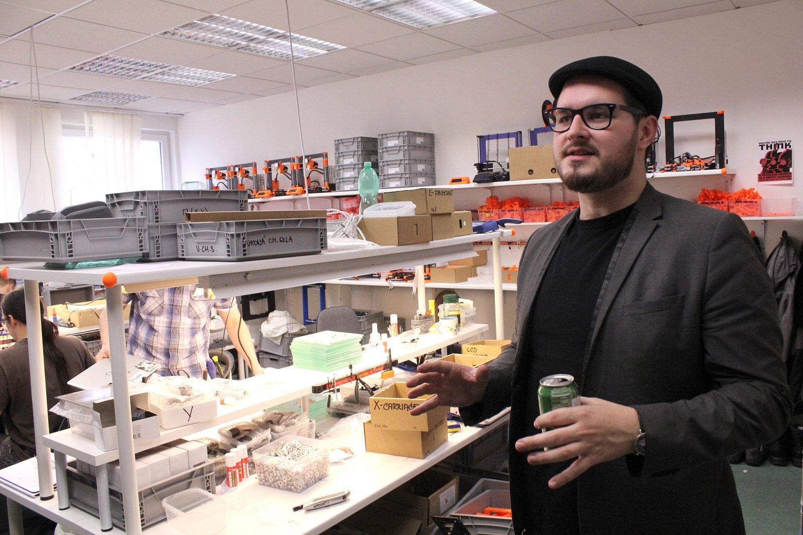 Tohle je výroba. Tady se 3D tiskárny i3 sestavují.