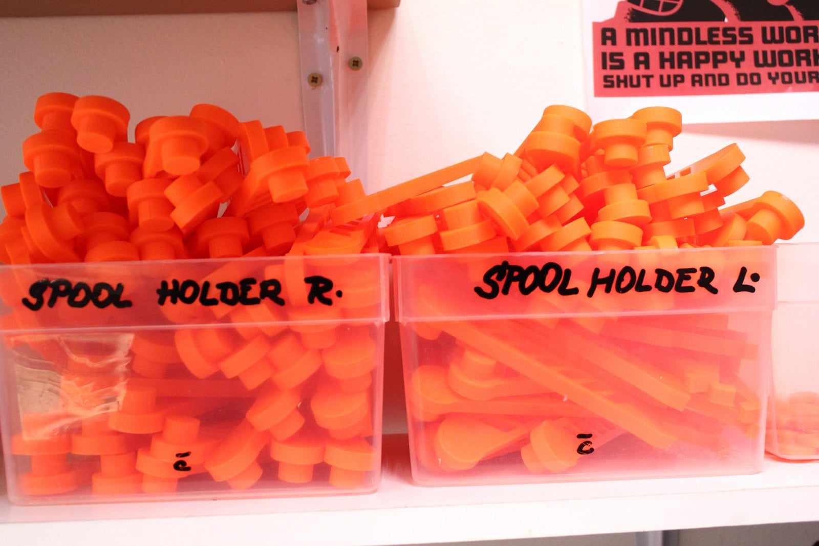 Všude jsou krabice s vytištěnými součástkami.