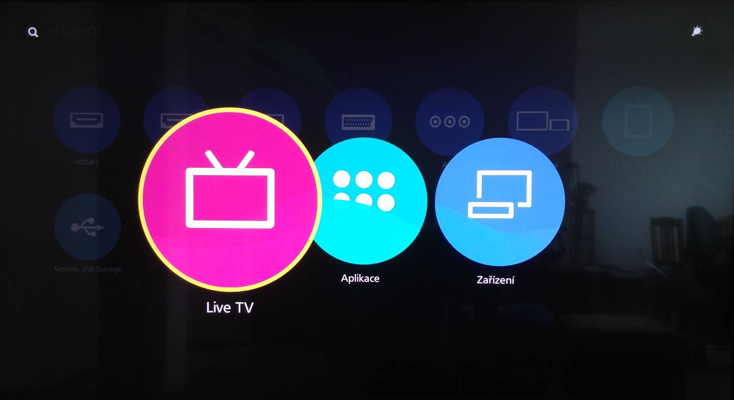 Úvodní nabídka vyvolatelná tlačítkem Home.