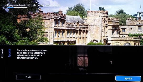 Šikovní průvodci vás doprovázejí jak oři optimalizaci obrazu a zvuku, tak u úpravy ostrosti podle pozorovací vzdálenosti. Vše je automatické a využívá se zabudované kamery. Vy jen posuzujete, jaká scéna se vám zamlouvá více.