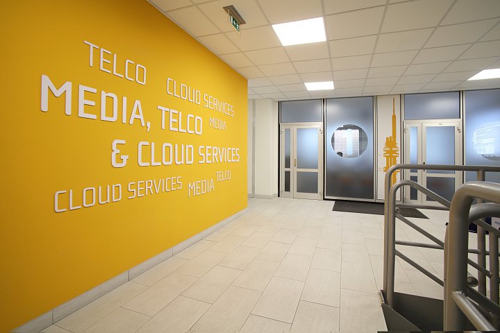 Budova DC Tower leží u paty žižkovského televizního vysílače. ČRa těží z její historie - komunistický režim chtěl mít zabezpečené televizní vysílání, takže se komplex nachází v bezletové zóně a má tři nezávislé zdroje napájení. Na kopci logicky nehrozí ani povodně.