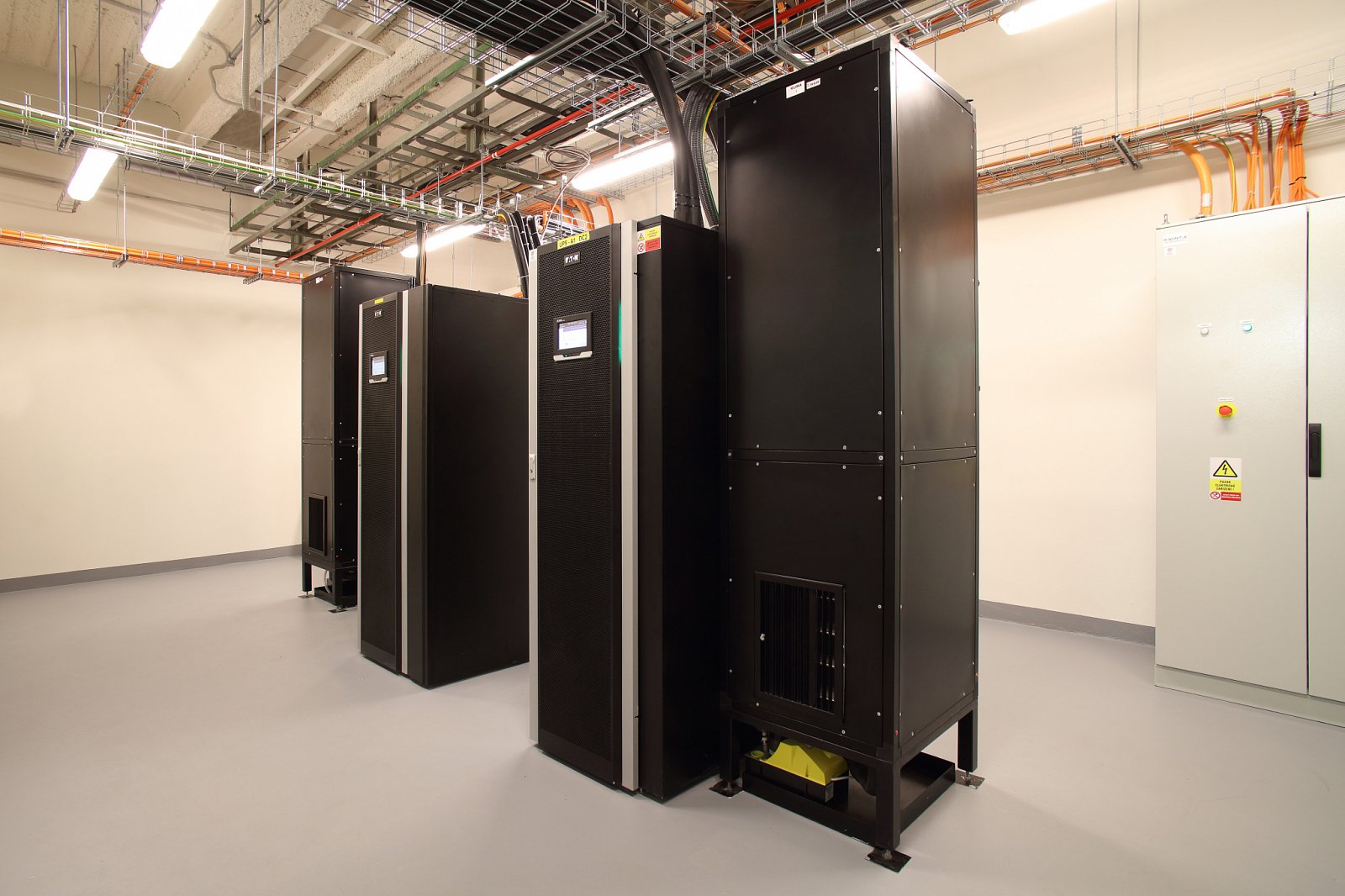 PUE (power usage effectiveness) datacentra se podle ČRa pohybuje v průměru kolem 1,7, v některých sálech se dostanou i na 1,4 - 1,5. O dodávku energie při případném výpadku se starají tyto UPS.