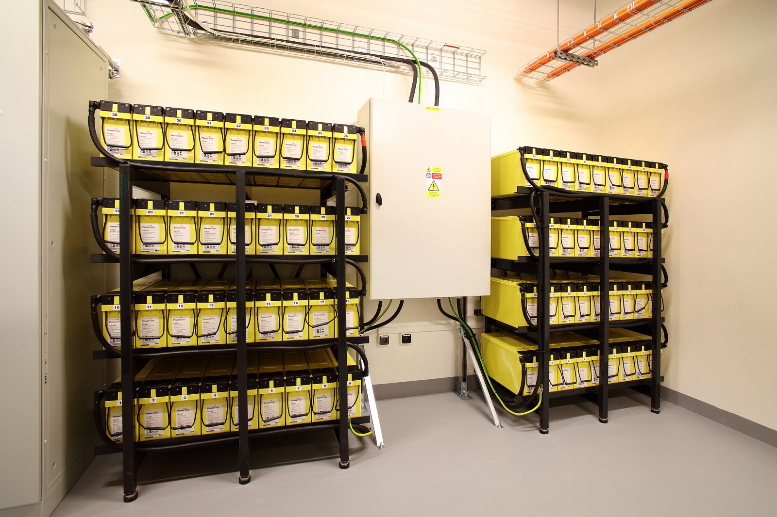 Každý sál - mají jich tady celkem pět - má samozřejmě i svou sadu záložních baterií.