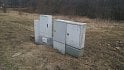 Celkový pohled na zcela nově stavěnou lokalitu, uzel FTTC je druhý box zleva mezi dalšími technologickými budkami.