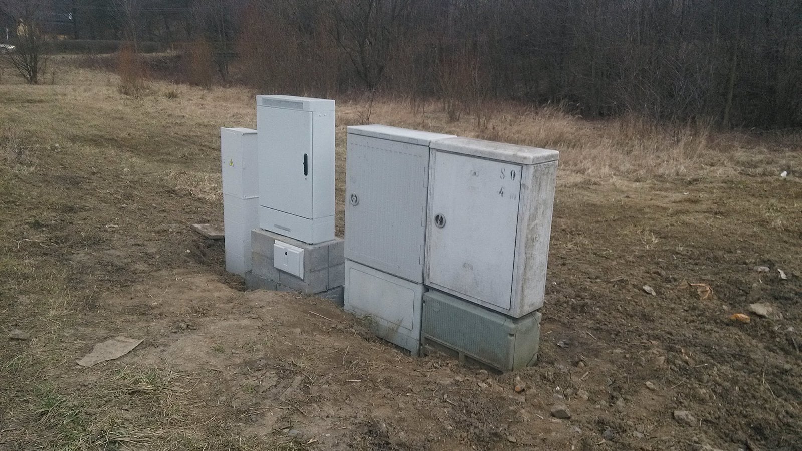 Celkový pohled na zcela nově stavěnou lokalitu, uzel FTTC je druhý box zleva mezi dalšími technologickými budkami.