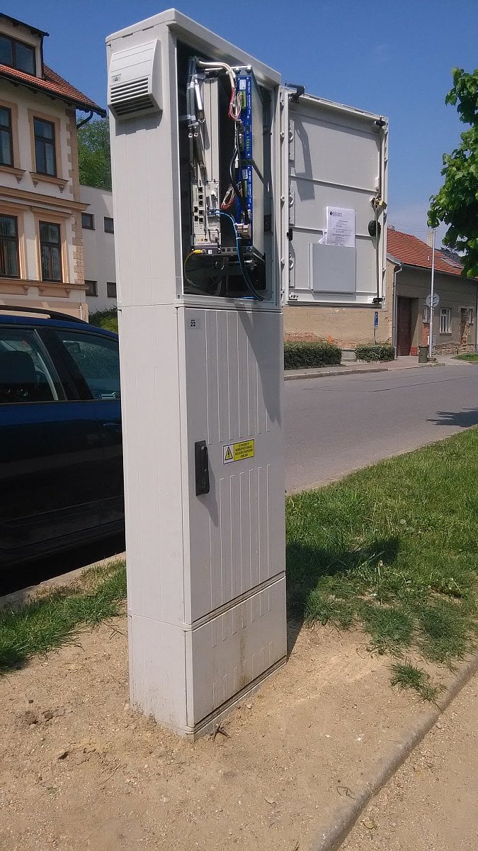Uzel FTTC osazený VDSL2 s podporou vectoringu.