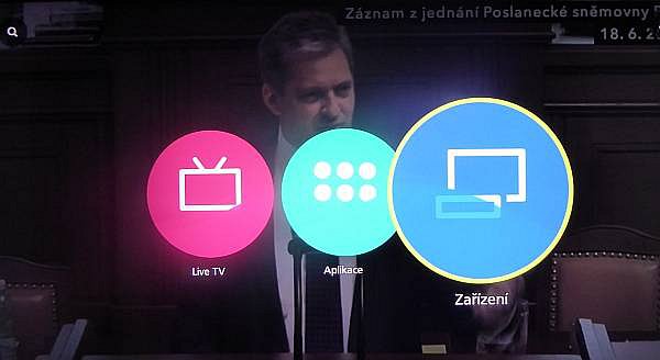 Nová domácí nabídka vyvolatelná tlačítkem Home. Kdykoli si na ni můžete umístit např. TV či rozhlasový kanál, nějaké zařízení či vstup (nejde pouze rozhraní USB!) nebo třeba nějakou aplikaci, jako Voyo či EPG. Pokud je úvodní nabídka zaplněna, ikony se posouvají do stran a jsou tudíž stále v jedné řádce...