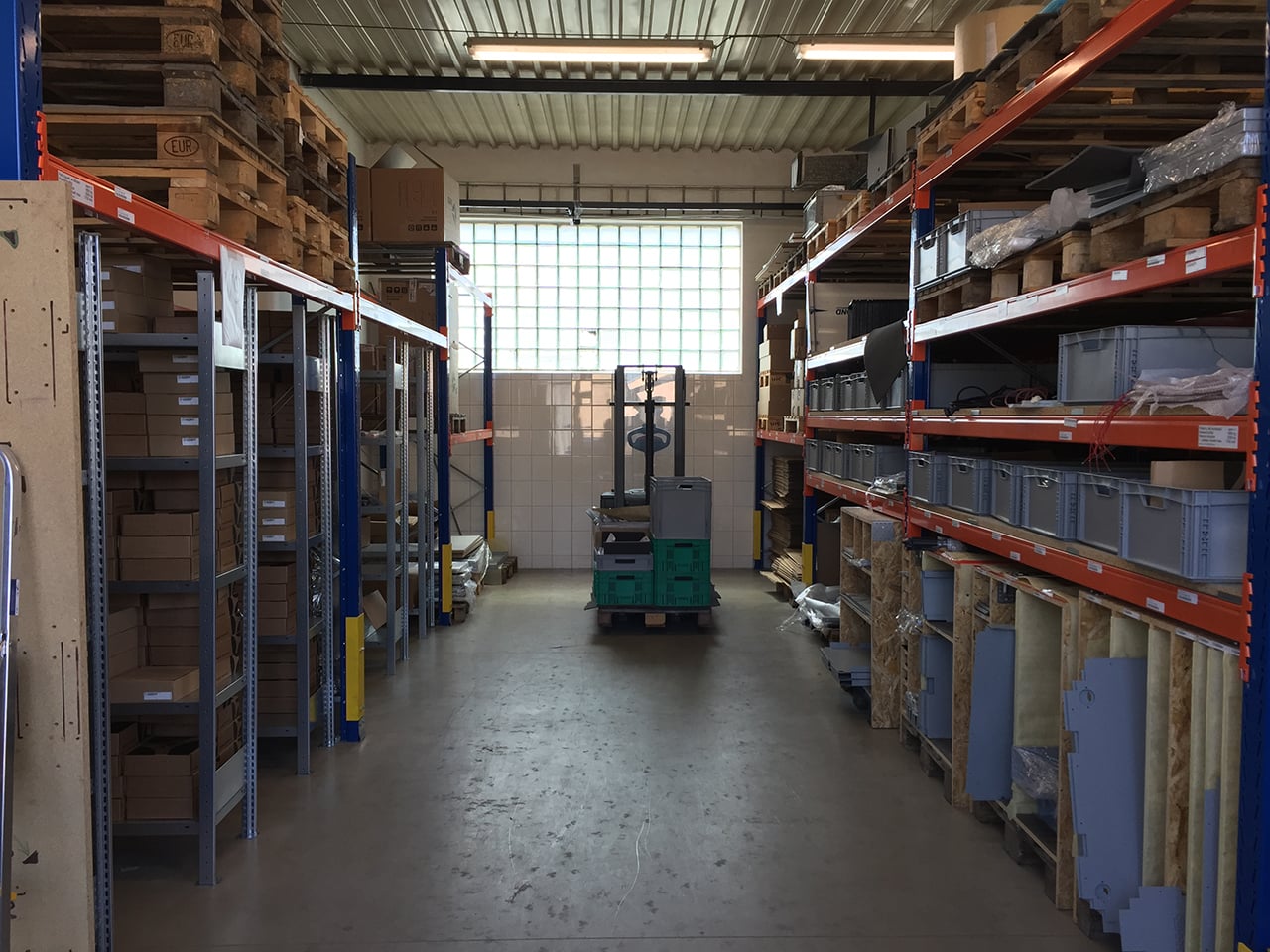 Sklad a vstupní a výstupní prostory.