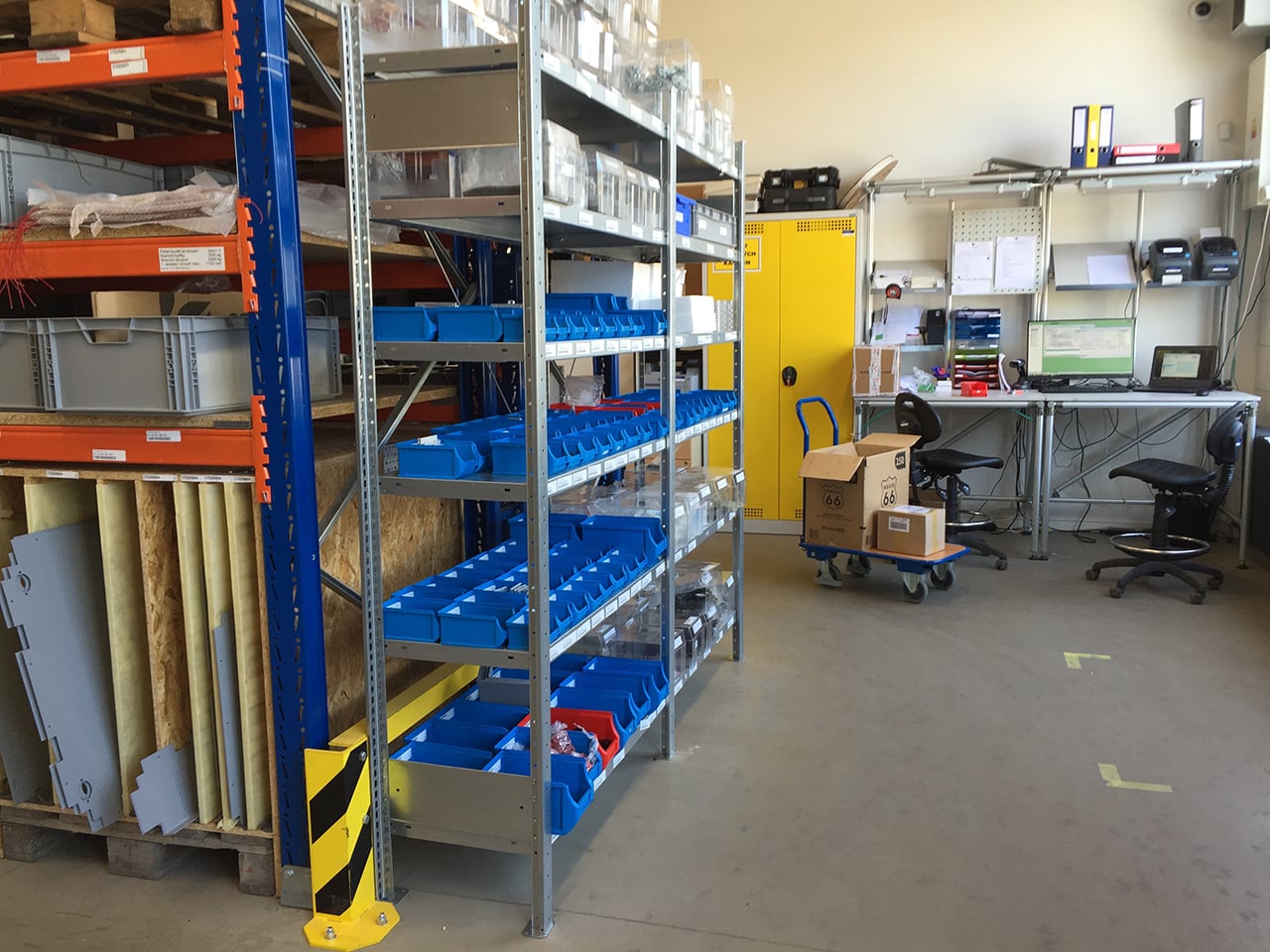 Sklad a vystupní a výstupní prostory.