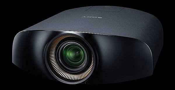 Sony VPL-VW1100ES je projektor vyzařující obraz přes tekuté krystaly umístěné na miniaturní křemíkové destičce (SXRD – LCoS). Všechny projektory tohoto typu, které jsem viděl ve funkci (JVC a Sony) nabízely excelentní obraz a za žádný televizor bych je nevyměnil. Včetně OLED…