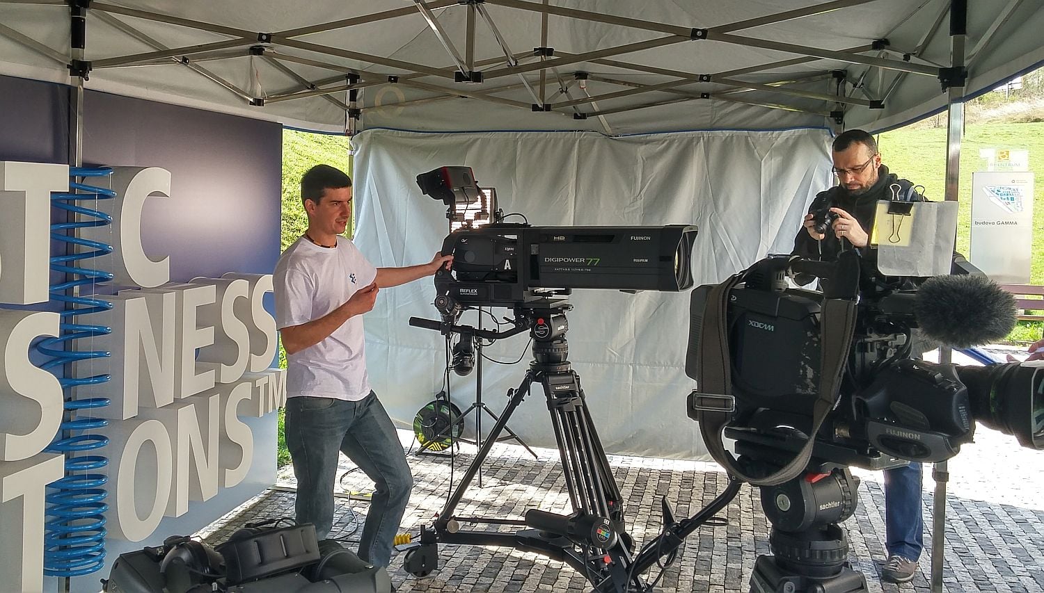 Kamera Fujinon na pozadí, pracuje momentálně s rozlišením Full HD, ale po aktualizaci, jak nám řekl David Petrov, je prý schopna natáčet do Ultra HD (4K).