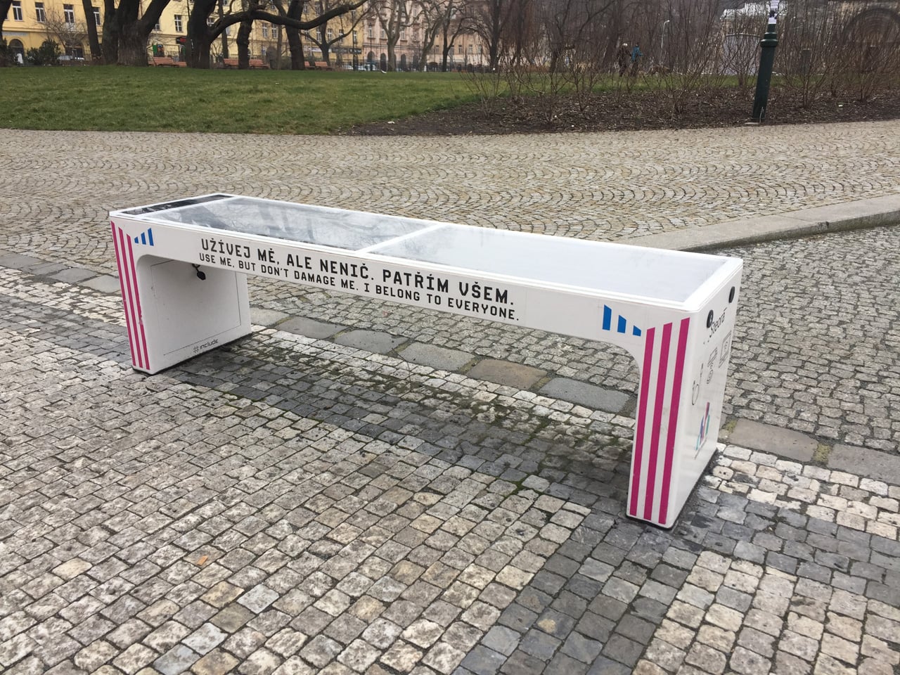 Chytrá lavička Steora v pražském Karlíně