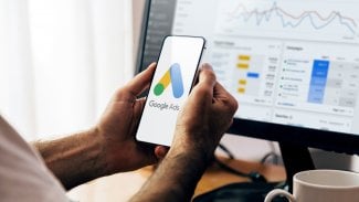 Muž nastavující Google Ads