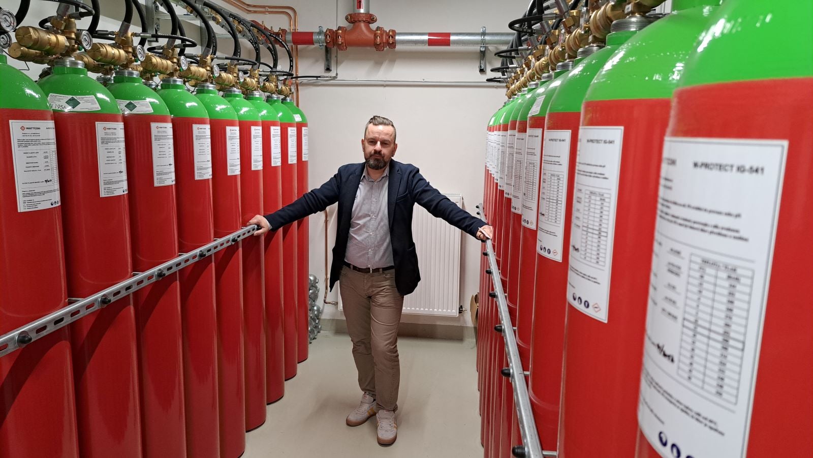 V lahvích je pod tlakem 300 bar uskladněn inertní plyn, který sníží obsah kyslíku v místnosti tak, aby požár uhasil, ale lidé uvnitř přežili.