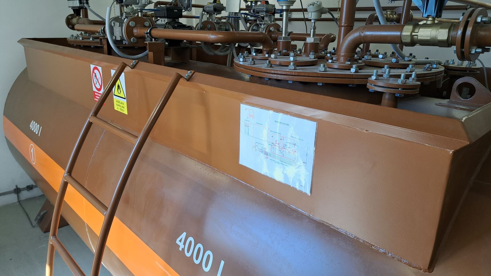 V těchto nádržích si datacentrum uchovává zásobu nafty do dieselagregátů. S kapacitou 4000 litrů vydrží napájet všechny systémy desítky hodin.