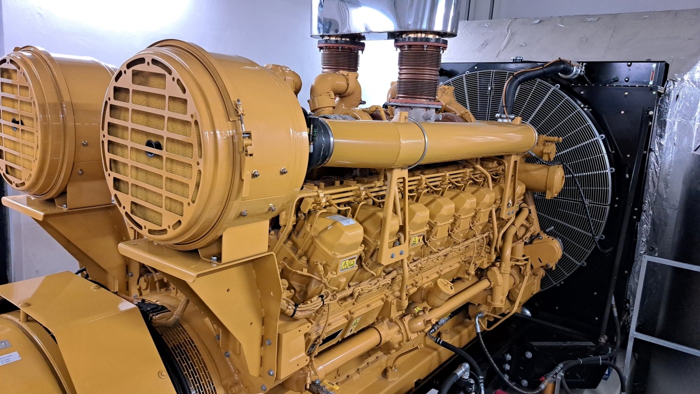 Dostat tento dieselagregát do plného výkonu zabere 1 minutu. Proto se válce i nafta neustále předehřívají. Za hodinu provozu tento žlutý obr spálí přes dvě stovky litrů paliva.