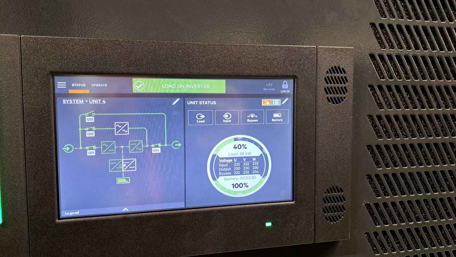 Baterie této záložní UPS vydrží dodávat energii dalších 53 minut. Dost času na to, aby naběhly dieselagregáty.