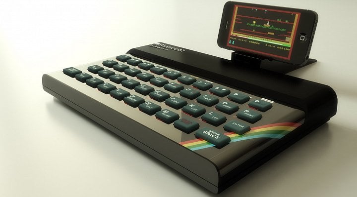 Design ZX Spectra je ikonický. Pokud chcete hrát staré hry na emulátoru v iPhone, bude se vám hodit bluetooth klávesnice, co vypadá jako legendární “gumák”.