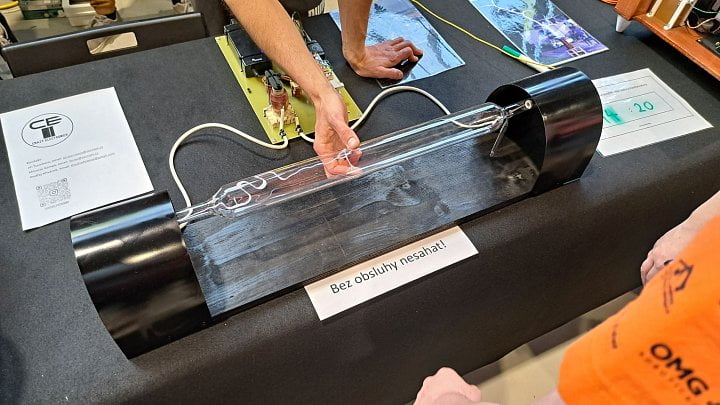 Teslův transformátor rozpohyboval záblesky ve skleněné trubici.
