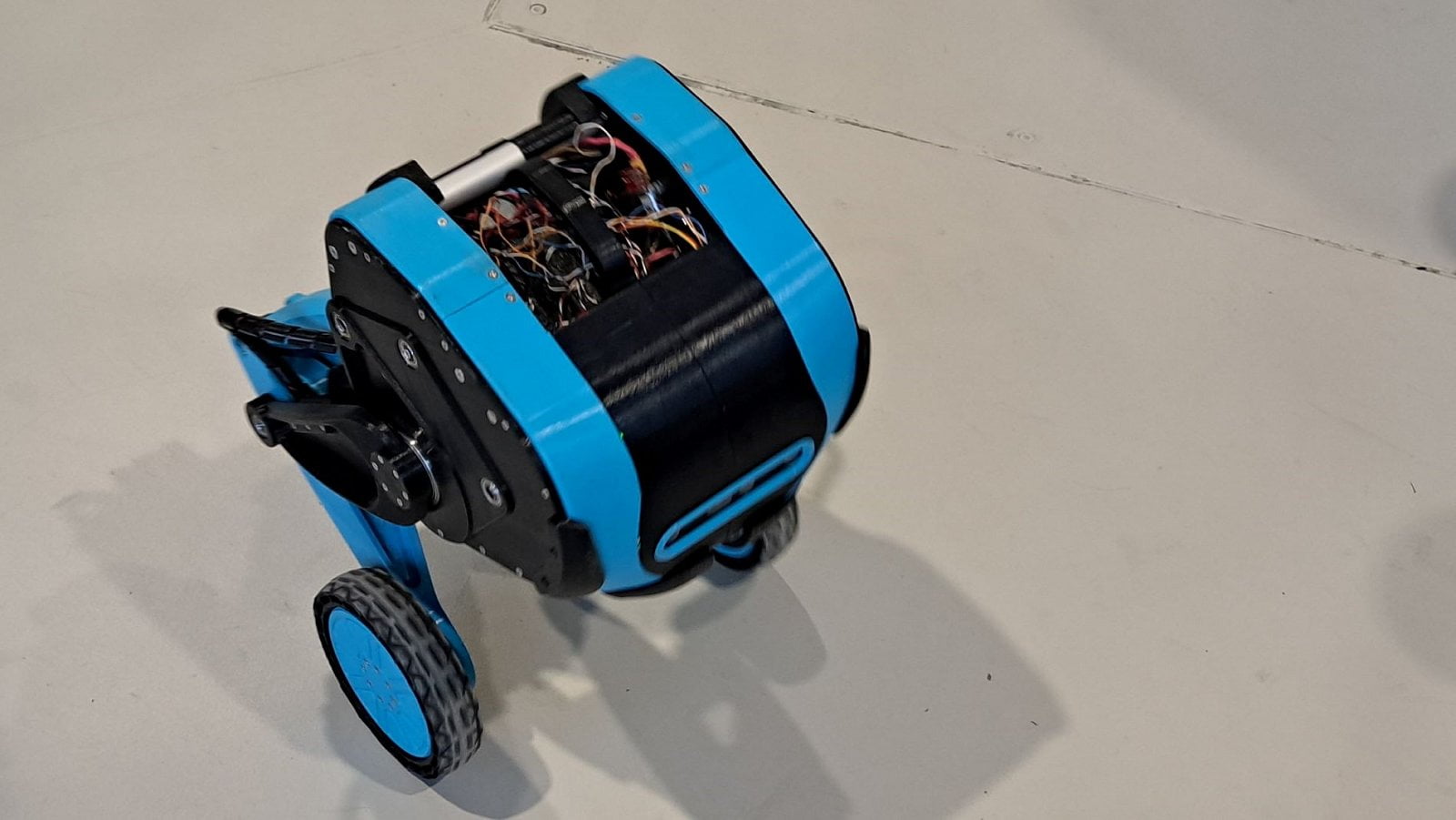 To samé, jen ve větším provedení. Robot po dvou kolečkách uháněl po podlaze, držel balanc a vyhýbal se překážkám.