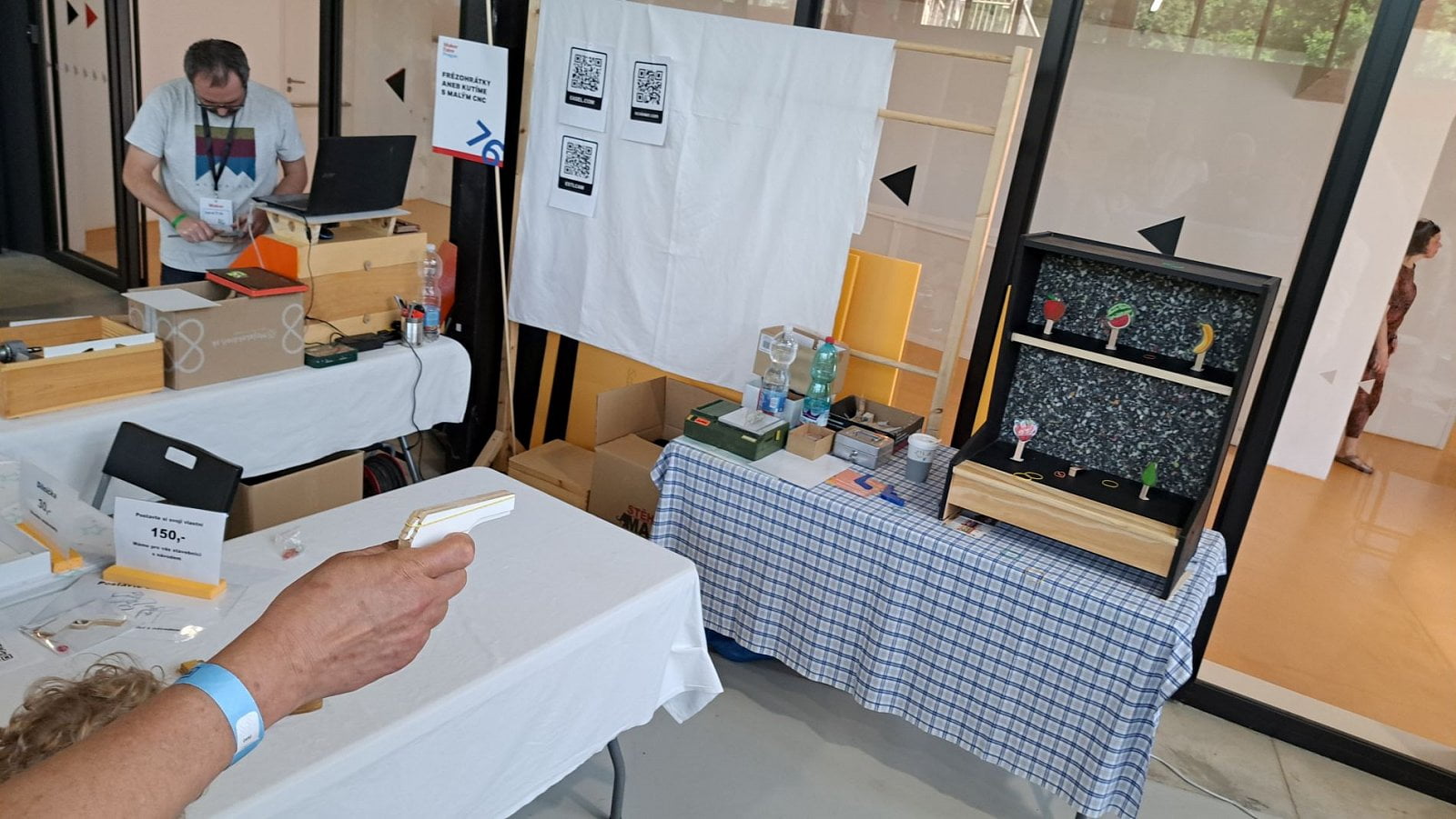 Četné zastoupení měly na Maker Faire i různé vyřezávané hračky. Třeba funkční pistole na gumičku, i s praktickou střelnicí.
