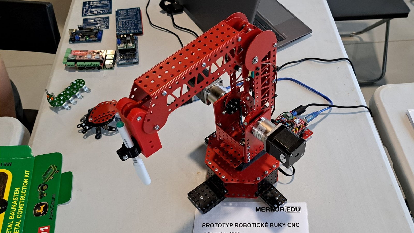 Robotická ruka sestavená ze stavebnice Merkur dokázala kreslit tužkou.