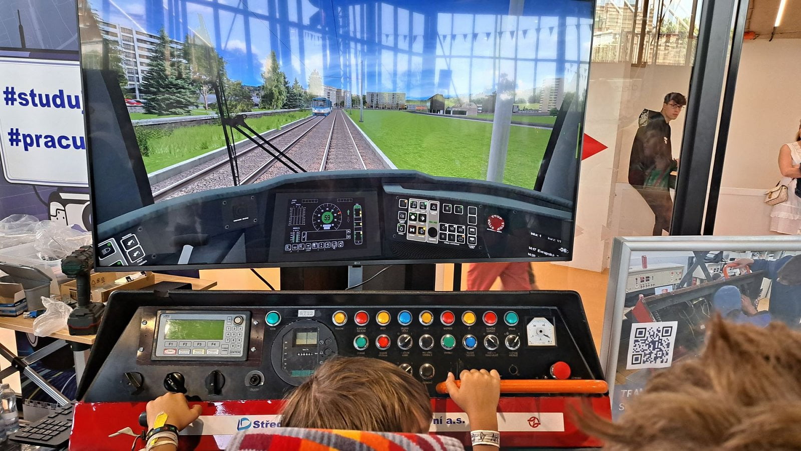 Pro malé i větší milovníky kolejové dopravy byl připravený trenažér řízení tramvaje.
