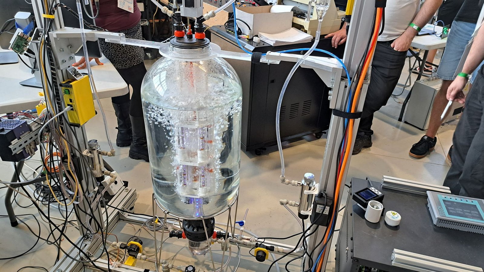 Jak fungují dohledové systémy v jaderných elektrárnách? Na této instalaci si bylo možné nasimulovat různé havarijní stavy, včetně havárie vysokotlakého reaktoru.
