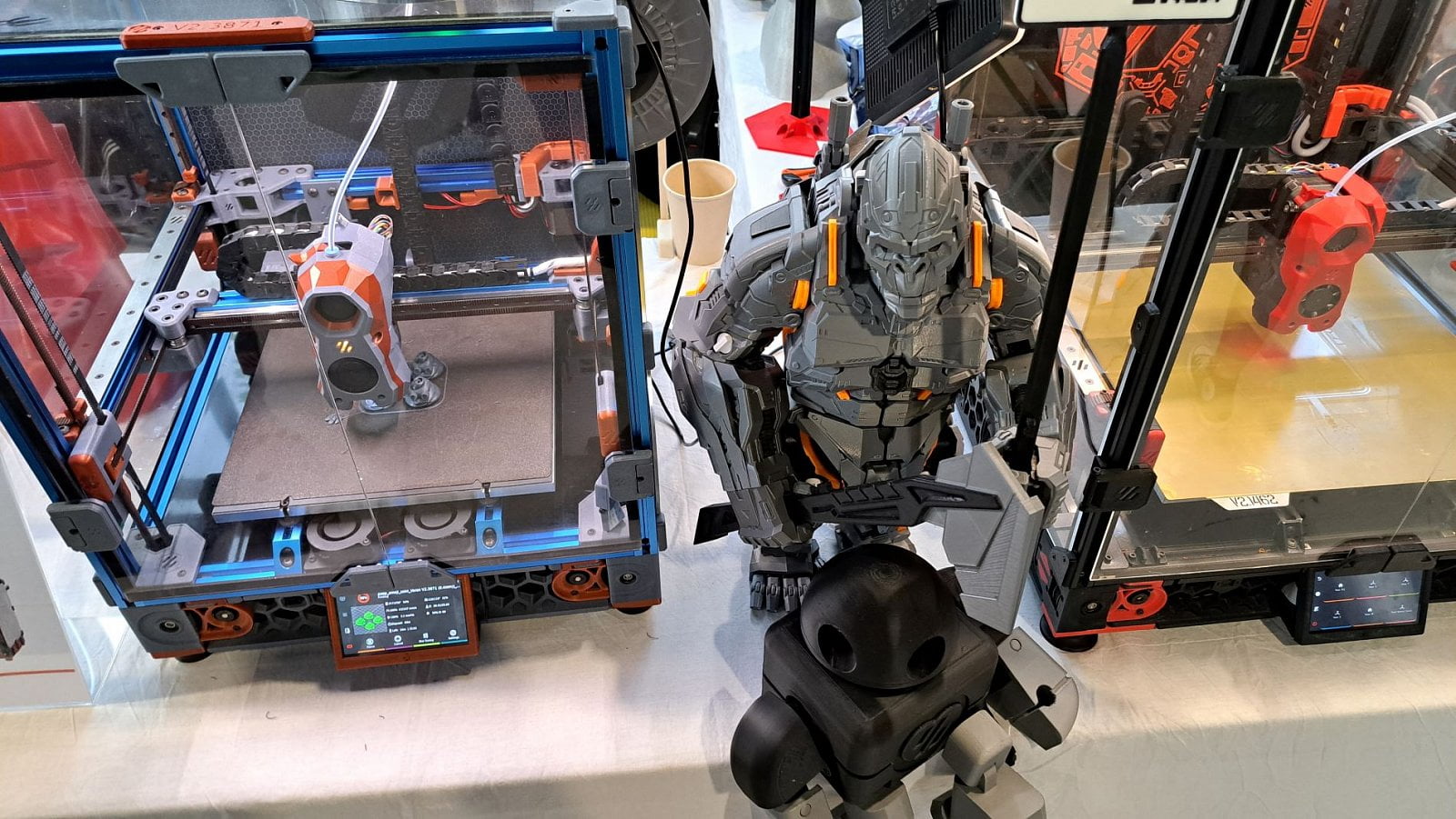 3D tiskárny byly prakticky na každém druhém stánku. Jednoznačně nejužitečnější pomůcka kutilů.