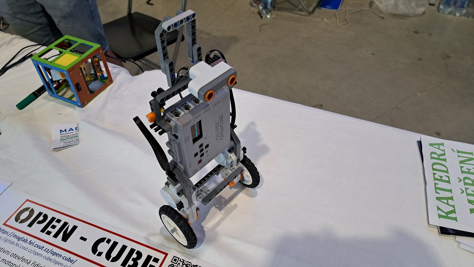 Robot balancér. Dokáže se vzpřímeně udržet na dvou kolečkách. A to i v okamžiku, kdy do něj cvrknete prstem.
