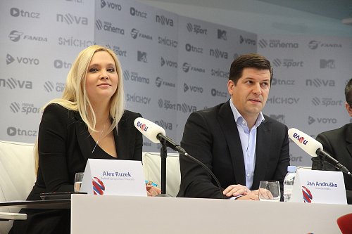 Programová ředitelka Novy Alex Ruzek a generální ředitel Jan Andruško si nechali překvapení pro novináře i diváky internetového kanálu Nova News až na konec tiskové konference k jarnímu programovému schématu.