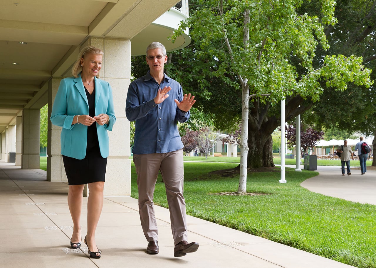 Šéf Applu Tim Cook s ředitelkou IBM Virginií Rometty.