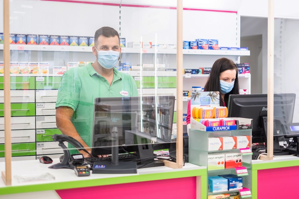 Pilulka.cz zavedla v kamenných lékárnách třeba štíty z plexiskla.