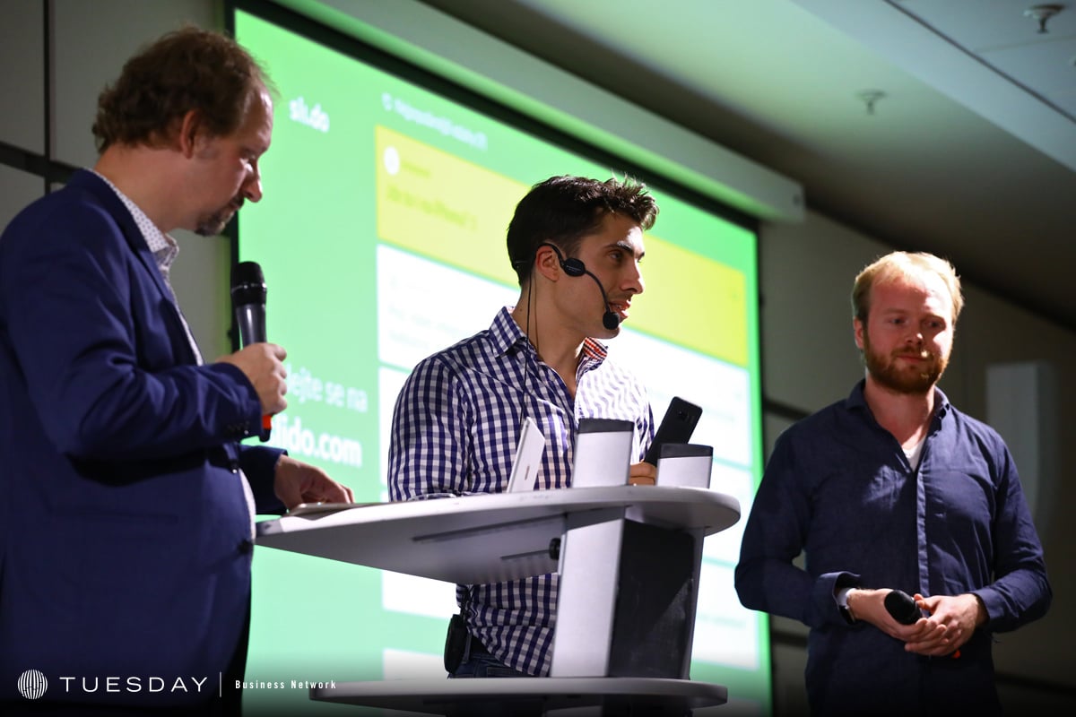 Petr Šmíd (uprostřed) a Tomáš Böhm (vpravo) zodpovídají dotazy z publika na MIF 2018; moderuje David Slížek (vlevo)