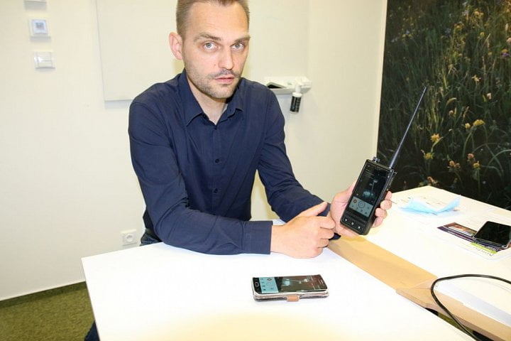 Prototyp hybridní vysílačky použitý pro testování BB-PPDR sítě, který sloužil pro potřeby technologického dema. V současnosti probíhá v Nordic Telecom výběrové řízení na nové LTE vysílačky, takže pro zákazníky Nordic BB-PPDR sítě budou k dispozici jiné.