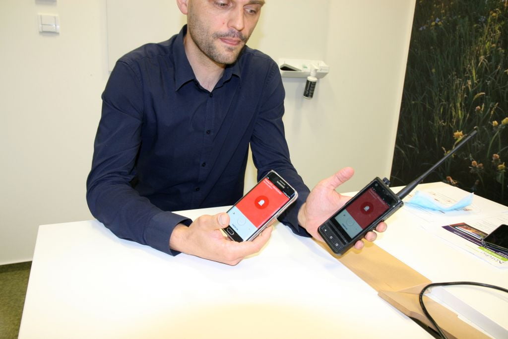 Vysílačka podporuje Dual SIM (tj. má 2x rádiový modul a chipset), první 
chipset (GCT) je pro pásma 410-430 MHz, 700 MHz a 3,7 GHz, druhý (Mediatek) funguje v běžných komerčních 2G/3G/LTE sítích. Zařízení také umí pracovat jako klasická vysílačka v analogovém módu, případně DMR tier II (VHF nebo UHF).