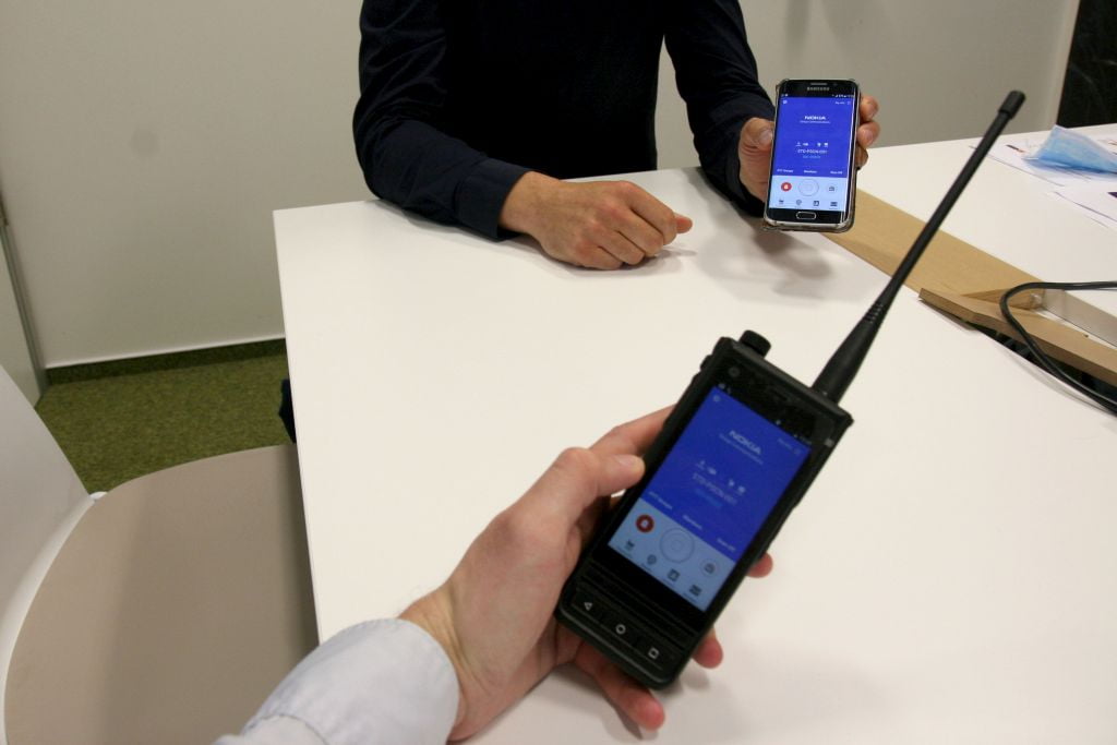 V ostatních parametrech přístroje připomínají běžný smartphone. Softwarovou vrstvu tvoří OS Android 8.1, přístroje disponují 4GB RAM, 64 GB ROM, 5mpix přední kamerou a 13mpix kamerou na zadní straně, nechybí WiFi, Bluetooth, NFC, USB, OTG, podpora pro navigační systémy GPS a GLONASS (Galileo v prototypech chybí) a na baterii vydrží běžet až18 hodin.