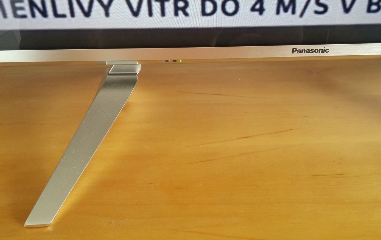 Logo Panasonic je umístěno ve středu panelu, nožičky jsou kovovo plastové.