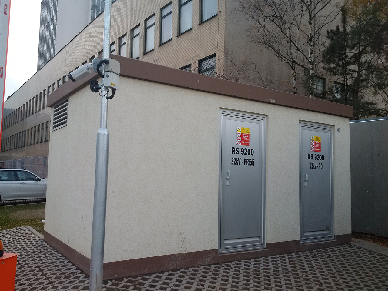 Do této rozvodny přichází dva nezávislé 10MW spoje.