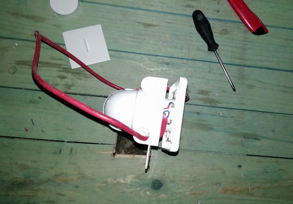 Vývod potrubí do uvažovaného podkroví zakončený zásuvkou pro vysávání. Stačí ji jen odmontovat a potrubí je připraveno pro další rozvod po patře.