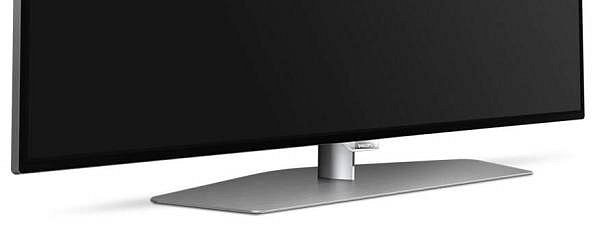 Noha podstavce, ani rámeček obrazovky nejsou kovové, nýbrž plastové. A nezdála se jí být ani plocha podstavce…