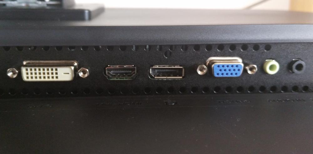 Rozhraní jsou vpravo při pohledu zepředu (USB), a také zespodu, kde najdete konektory pro video, které vidíte zde.