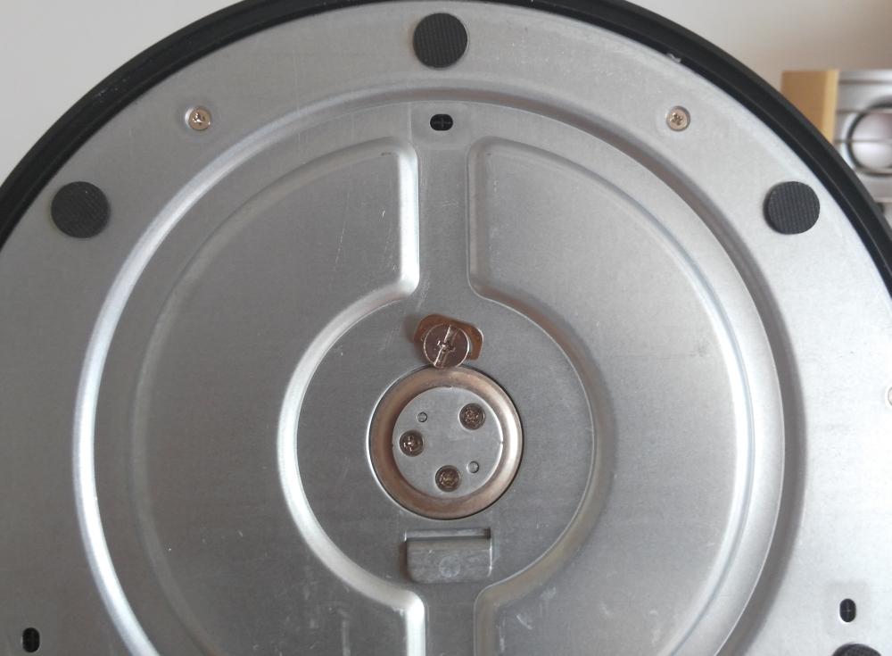 Podstavec na noze drží jediný křídlatý šroub.