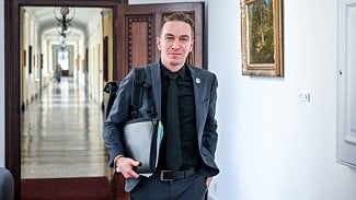 Ministr pro místní rozvoj Ivan Bartoš přichází na jednání vlády (5. dubna 2023).