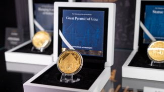 Pražská prodejna Zlaťáky.cz hostí výstavu mince „Pyramidy v Gíze“, která se pro mimořádný zájem prodlužuje až do konce roku