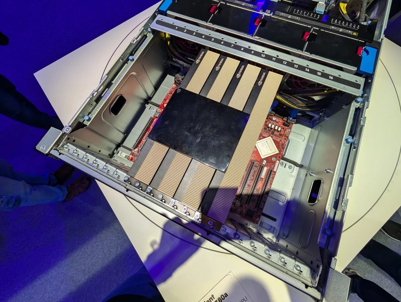 Server HPE ProLiant DL380a Gen12 s čipy Nvidia H200