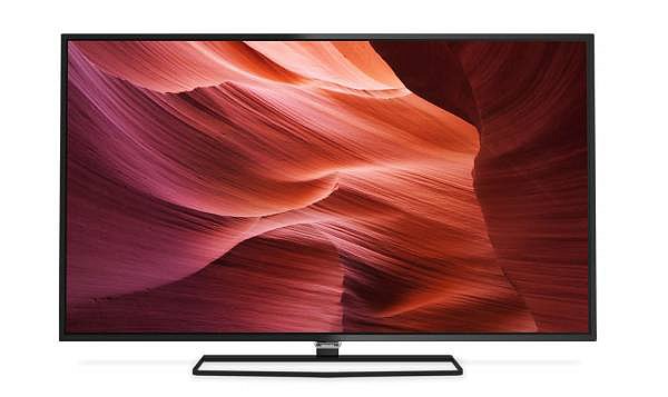 Full HD televizor s lesklou obrazovkou (jako všechny letošní modely) má úzké rámečky a na pevno fixovaný podstavec na kterém se panel nedá natáčet.
