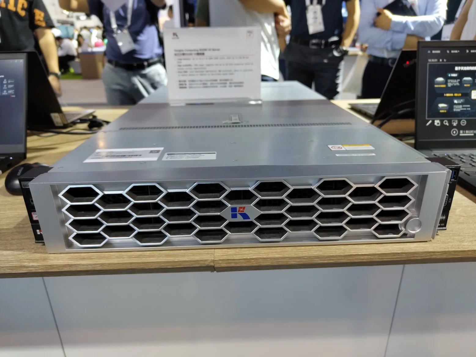 Servery čínských výrobců s čipy od Huawei